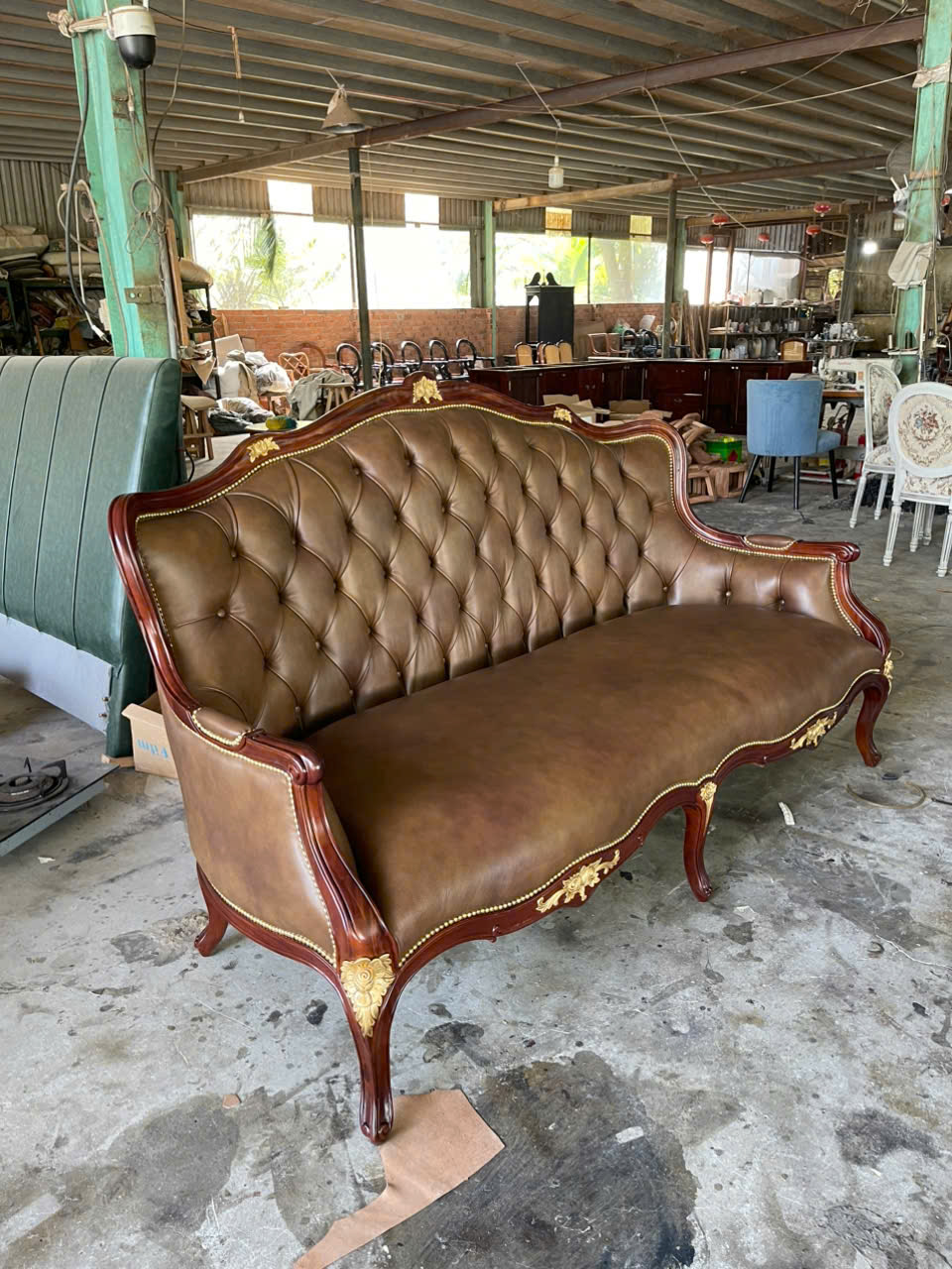 BỘ SOFA CỔ ĐIỂN LOUIS 15 CHẠM BÔNG HỒNG BỌC DA